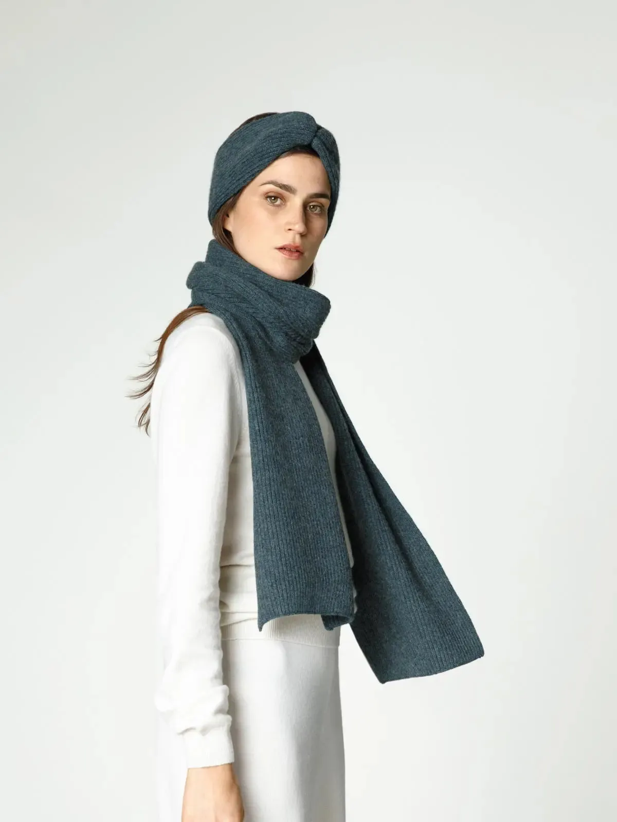 Knitted scarf from cashmere