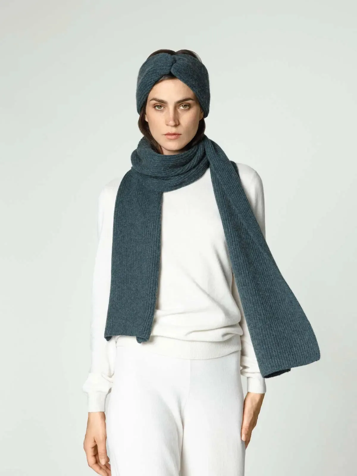 Knitted scarf from cashmere