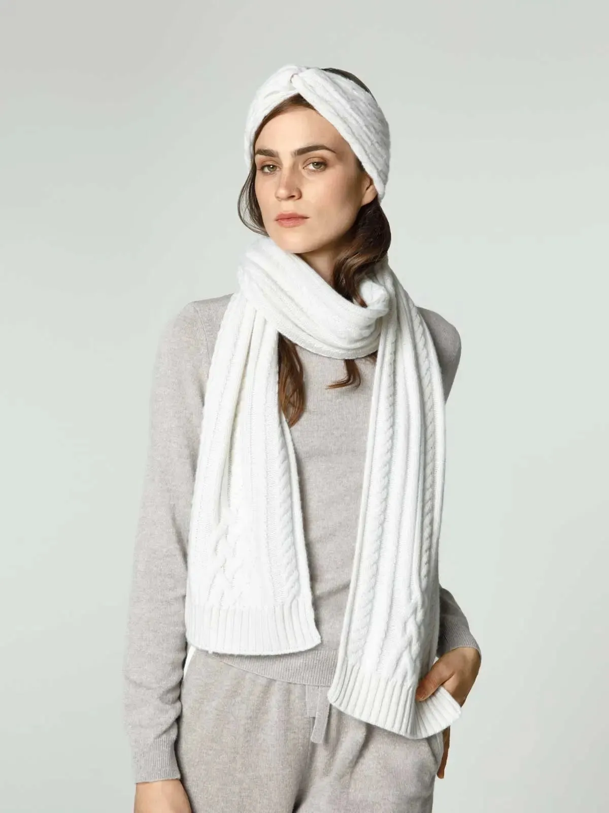 Scarf cashmere in shade Ice White